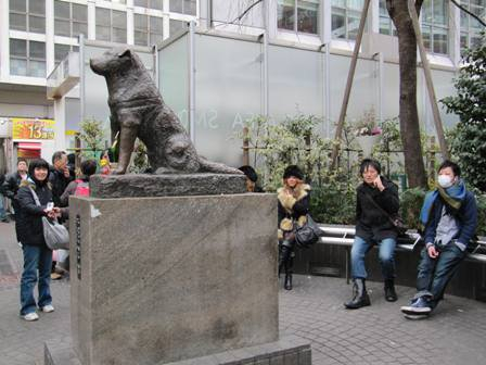 Anak-anak Muda di Patung Hachiko / foto Junanto