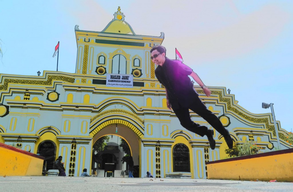 Berpose levitasi di gerbang masjid Jami Sumenep / with Samsung NX300