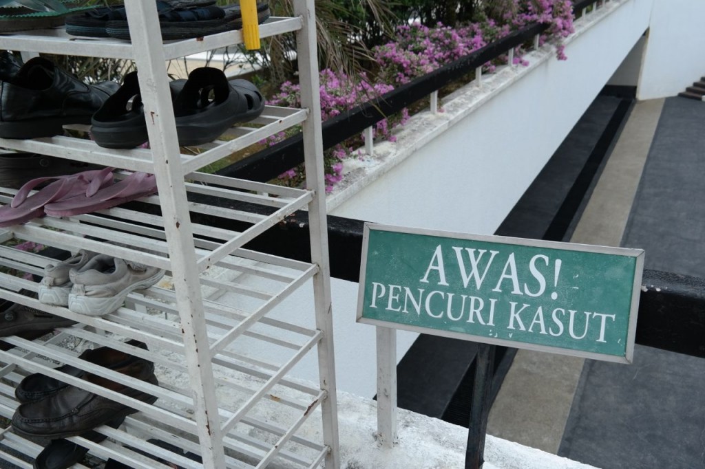 Pencuri Kasut? / photo junanto