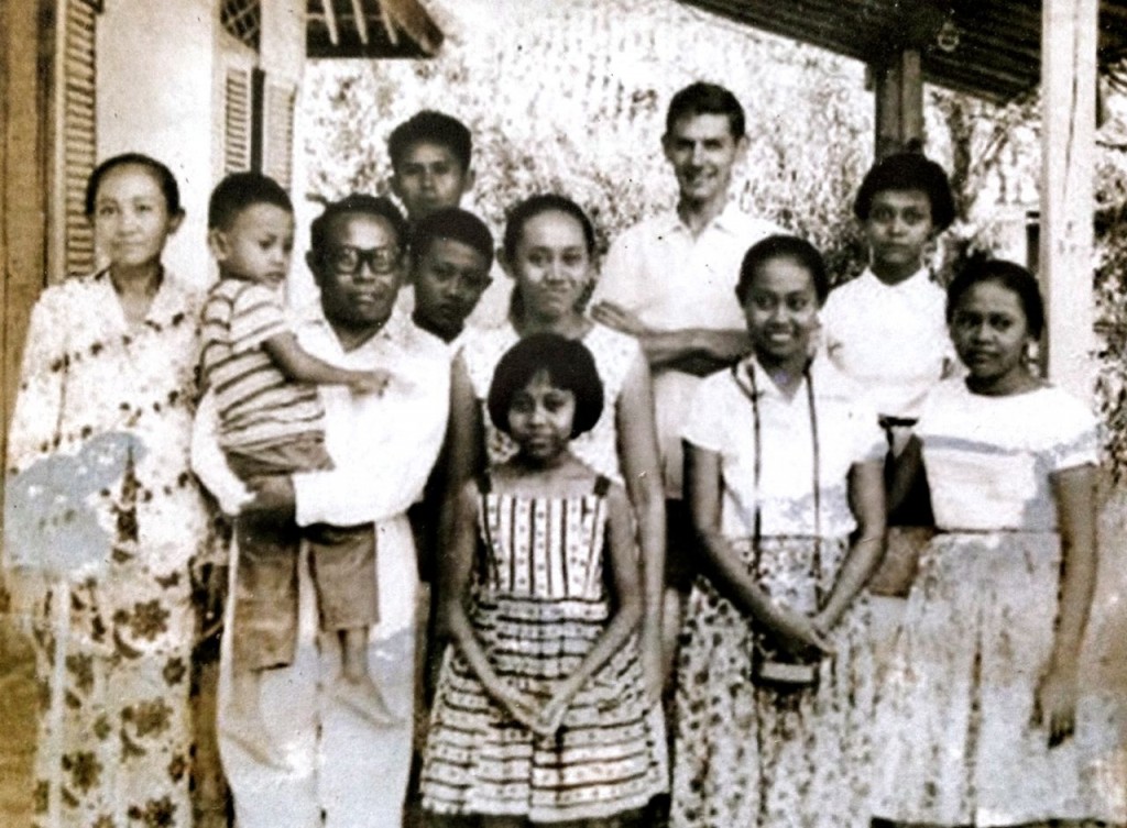 Anti (paling kiri), bersama almarhum Kakung, dan anak-anaknya, di rumah Bendungan Jago, tahun 1950-an / Dok. Keluarga