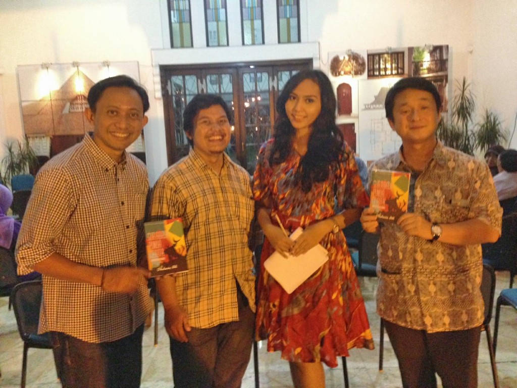 Mas Ipung (no 2 dari kiri), penulis buku Surabaya Punya Cerita, saat launching buku, bersama Kiki Aishwarya, Duta Museum Jatim 2012, dan Prof. Matsui dari Jepang. 