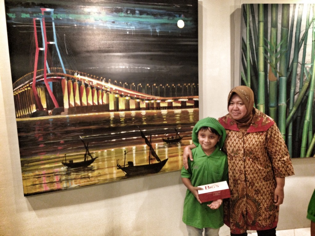 Ibu Risma, Walikota Surabaya, bersama Imah, pelukis tuna grahita di depan karya lukis / photo junanto