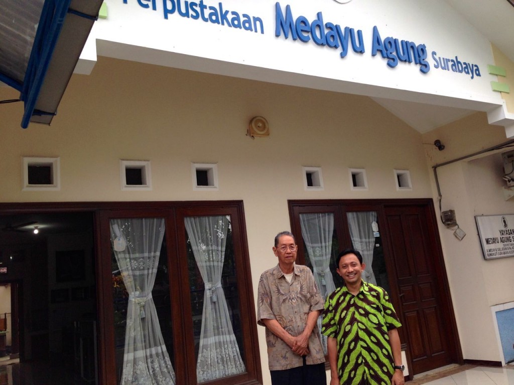 Bersama Pak Wie di depan Perpustakaan Medayu Agung