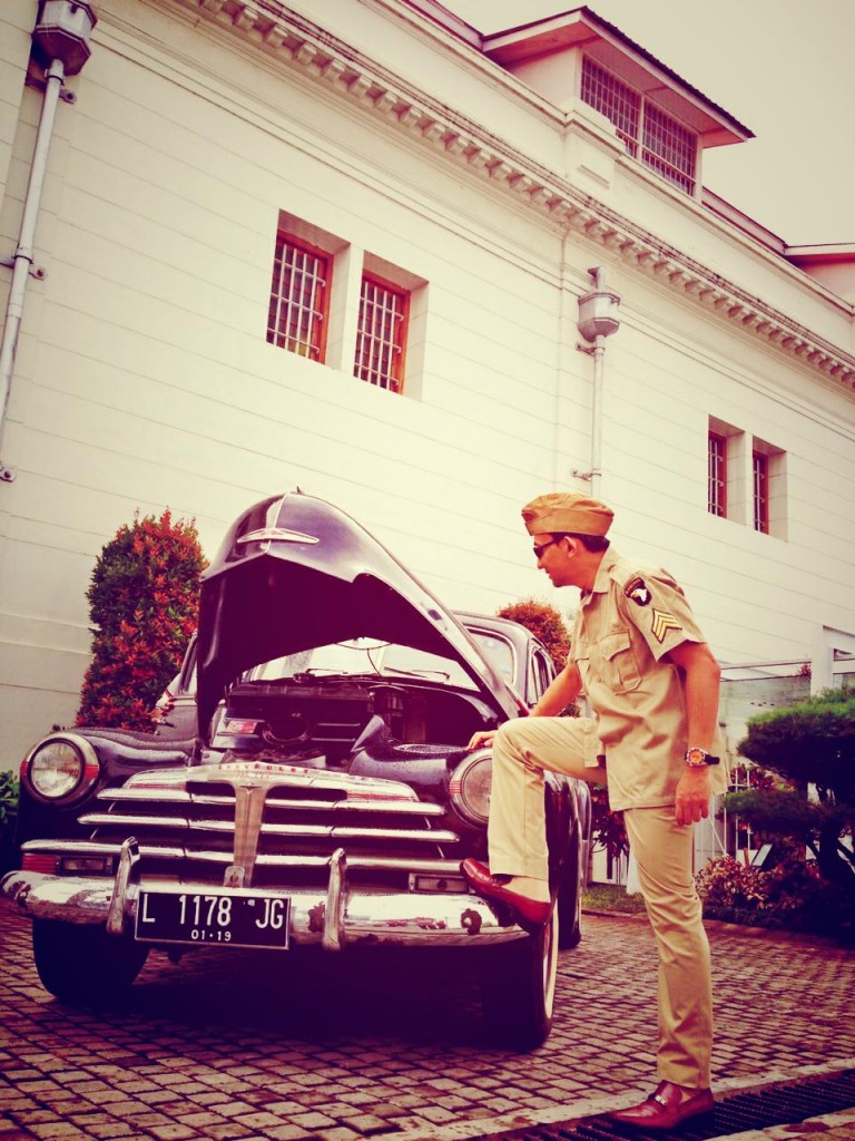 Sersan Mayor memeriksa mesin Chevy