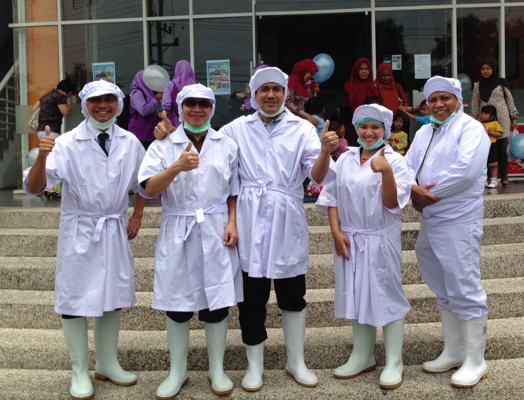 Bersama Pak Nadjikh (tengah) di depan frozen mart, usai mengunjungi pemrosesan hasil laut di pabriknya.