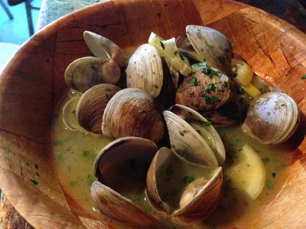 Neck Clam with Butter Sauce and Lemon / photo junanti